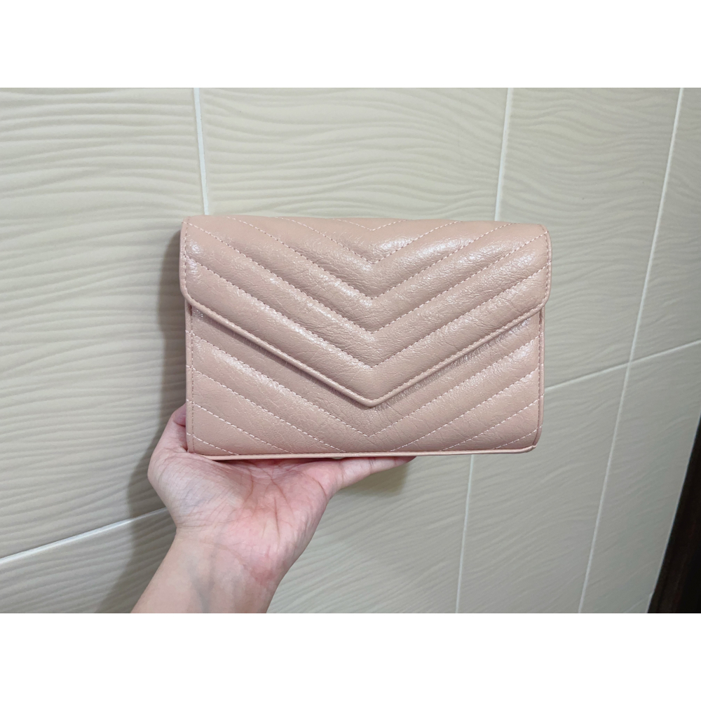 信封包水波紋鍊條包 ( 零錢 / 鈔票 / 手機 / 卡 )  都能放( 兩個卡夾/一個零錢夾/兩個票夾/一個手機格)-細節圖3