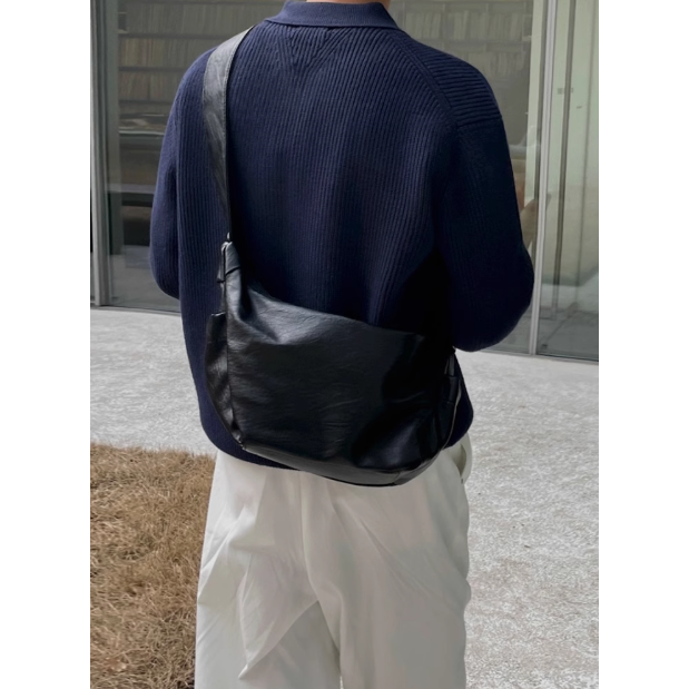 【YT style】🇰🇷韓版 斜背皮革餃子包 側背包 大容量 隨身包 包包 男生包 韓系-細節圖2