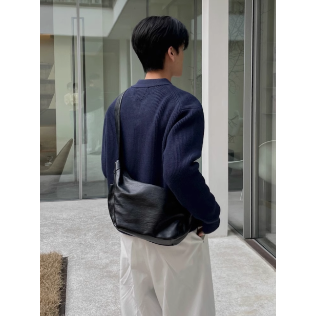 【YT style】🇰🇷韓版 斜背皮革餃子包 側背包 大容量 隨身包 包包 男生包 韓系-規格圖3