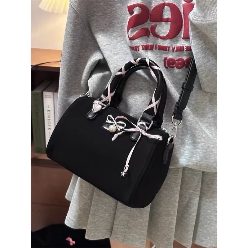 「V+ACC」麂皮質感芭蕾緞帶波士頓包 手提包 Y2K 珍珠蝴蝶結-規格圖3
