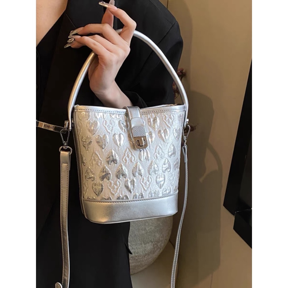 「V+ACC」立體愛心織紋水桶包 黑 銀-細節圖2