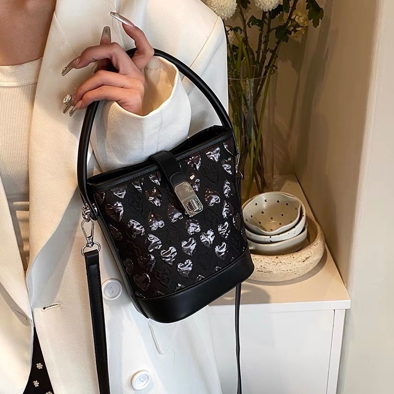 「V+ACC」立體愛心織紋水桶包 黑 銀-規格圖3