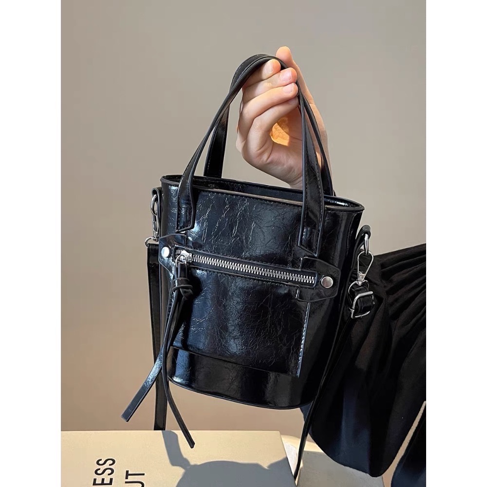 「V+ACC」2024韓系包款 機車包 卯釘款 亮皮革-細節圖2