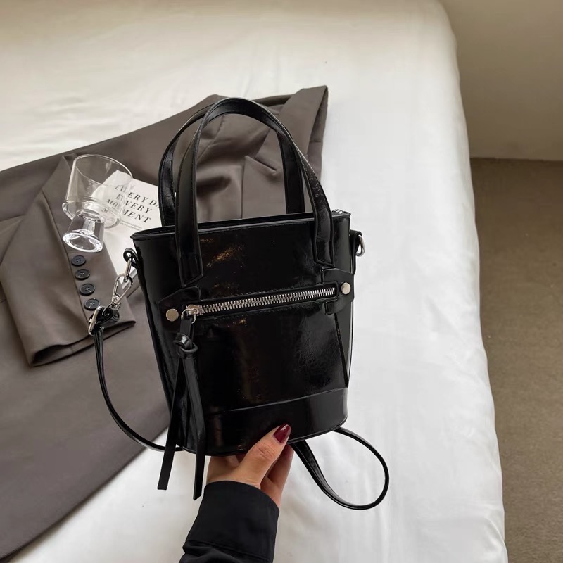 「V+ACC」2024韓系包款 機車包 卯釘款 亮皮革-細節圖3