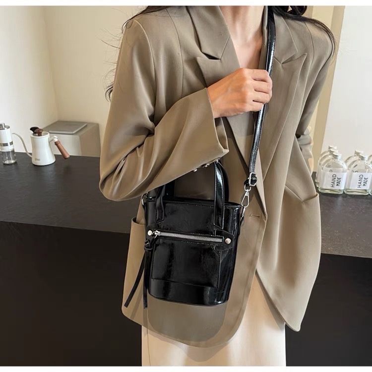 「V+ACC」2024韓系包款 機車包 卯釘款 亮皮革-細節圖4