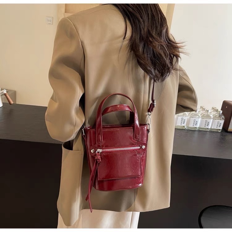 「V+ACC」2024韓系包款 機車包 卯釘款 亮皮革-細節圖7