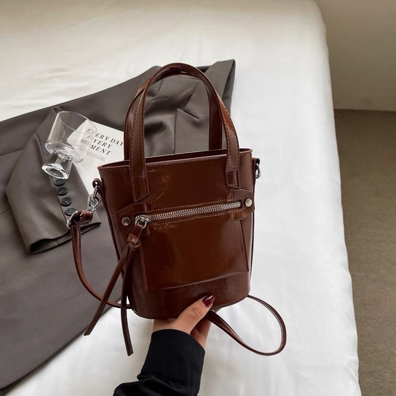 「V+ACC」2024韓系包款 機車包 卯釘款 亮皮革-細節圖9