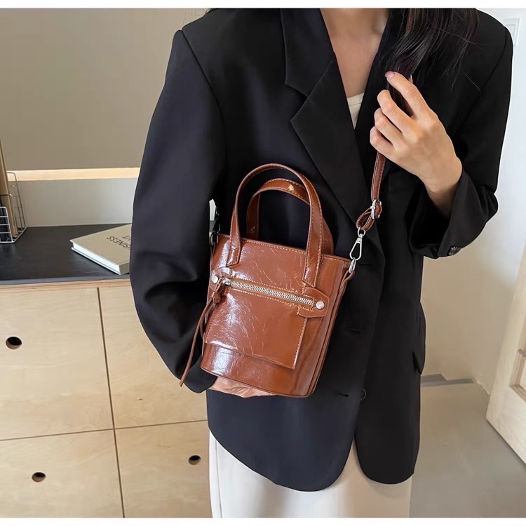 「V+ACC」2024韓系包款 機車包 卯釘款 亮皮革-細節圖10