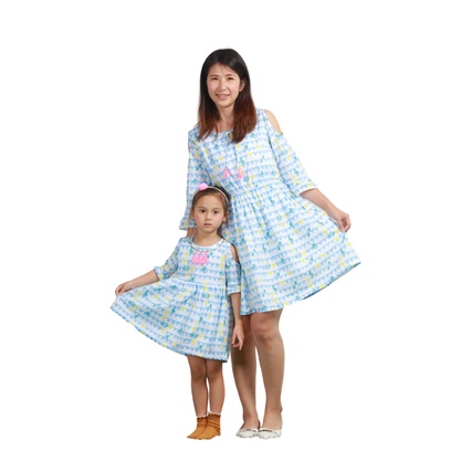 🍓小雨媽的童言童語🍓品牌童裝~現貨愛麗絲系列親子裝露肩洋裝露肩連身裙兒童洋裝女童洋裝中小童洋裝連身洋裝-細節圖5