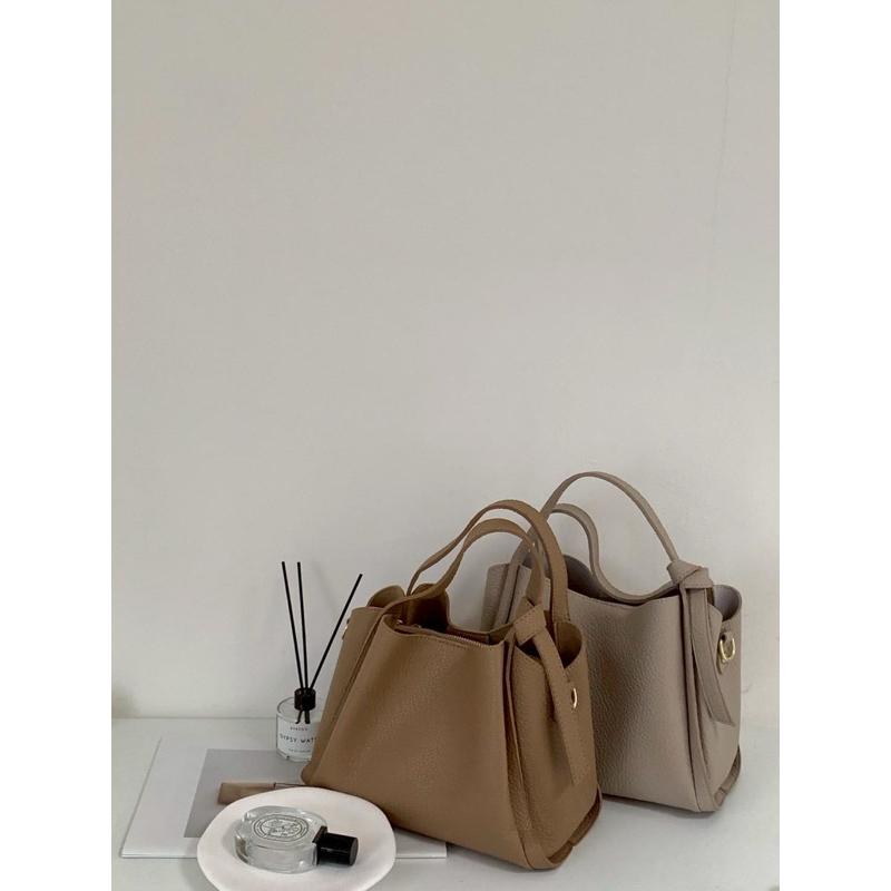 【𝐊𝐈𝐁𝐎𝐘𝐎】 荔枝紋百搭菜籃手提肩背包｜現貨-細節圖8