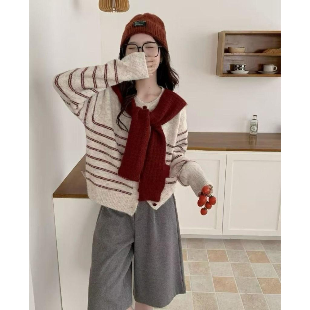 【𝐊𝐈𝐁𝐎𝐘𝐎】細緻橫條復古條紋披肩針織外套上衣｜現貨-細節圖8