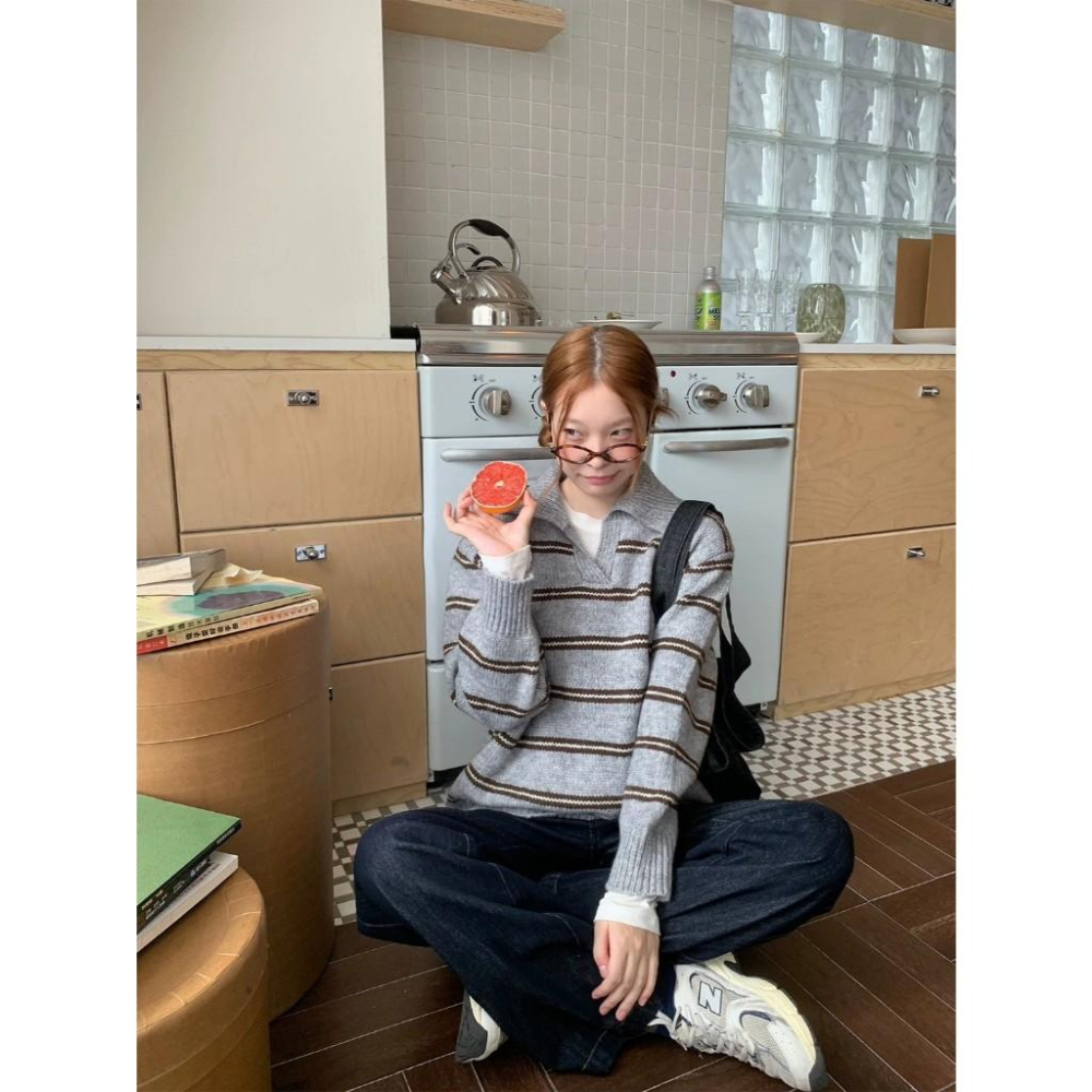 【𝐊𝐈𝐁𝐎𝐘𝐎】休閒Polo領寬鬆配色條紋長版針織衫上衣｜現貨-細節圖7