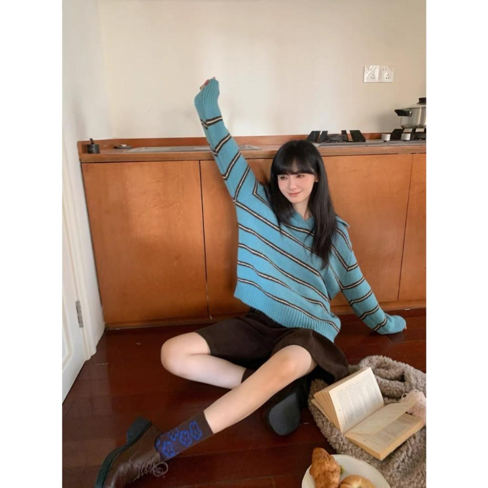 【𝐊𝐈𝐁𝐎𝐘𝐎】休閒Polo領寬鬆配色條紋長版針織衫上衣｜現貨-細節圖8