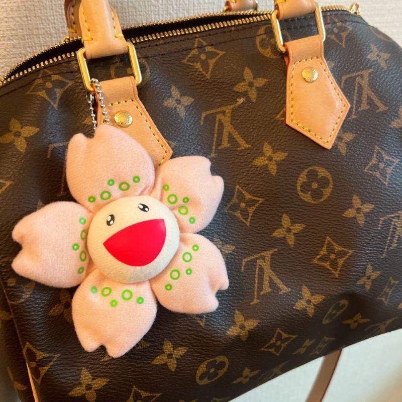 「現貨」日本 村上隆 太陽花 小花 胸針 Takashi Murakami 新款LV聯名熊貓 水鑽小花 鑰匙圈吊飾-細節圖8