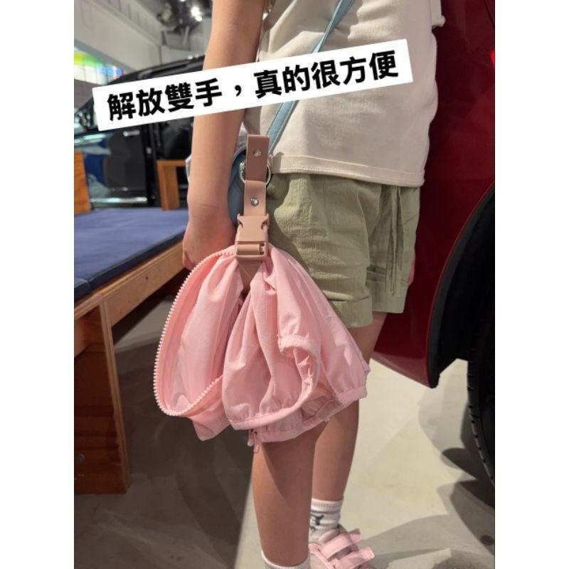 「現貨」日本 3coins 外套 多功能掛扣 可調整 SNS人氣商品 掛扣 掛包 固定帶 帽子［AN.shop]-細節圖2