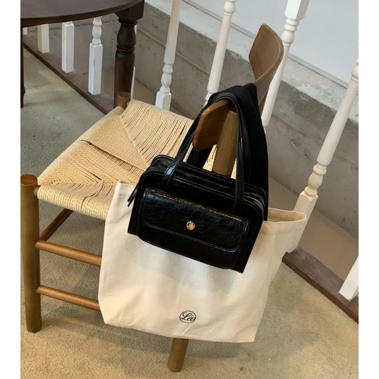 [現貨+預購］韓國代購🇰🇷韓國東大門設計師小眾品牌 Leonie 油蠟皮信封包 手提包 斜背包 肩背包-細節圖2