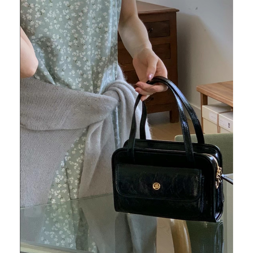 [現貨+預購］韓國代購🇰🇷韓國東大門設計師小眾品牌 Leonie 油蠟皮信封包 手提包 斜背包 肩背包-細節圖6