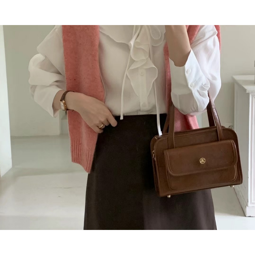 [現貨+預購］韓國代購🇰🇷韓國東大門設計師小眾品牌 Leonie 油蠟皮信封包 手提包 斜背包 肩背包-細節圖7