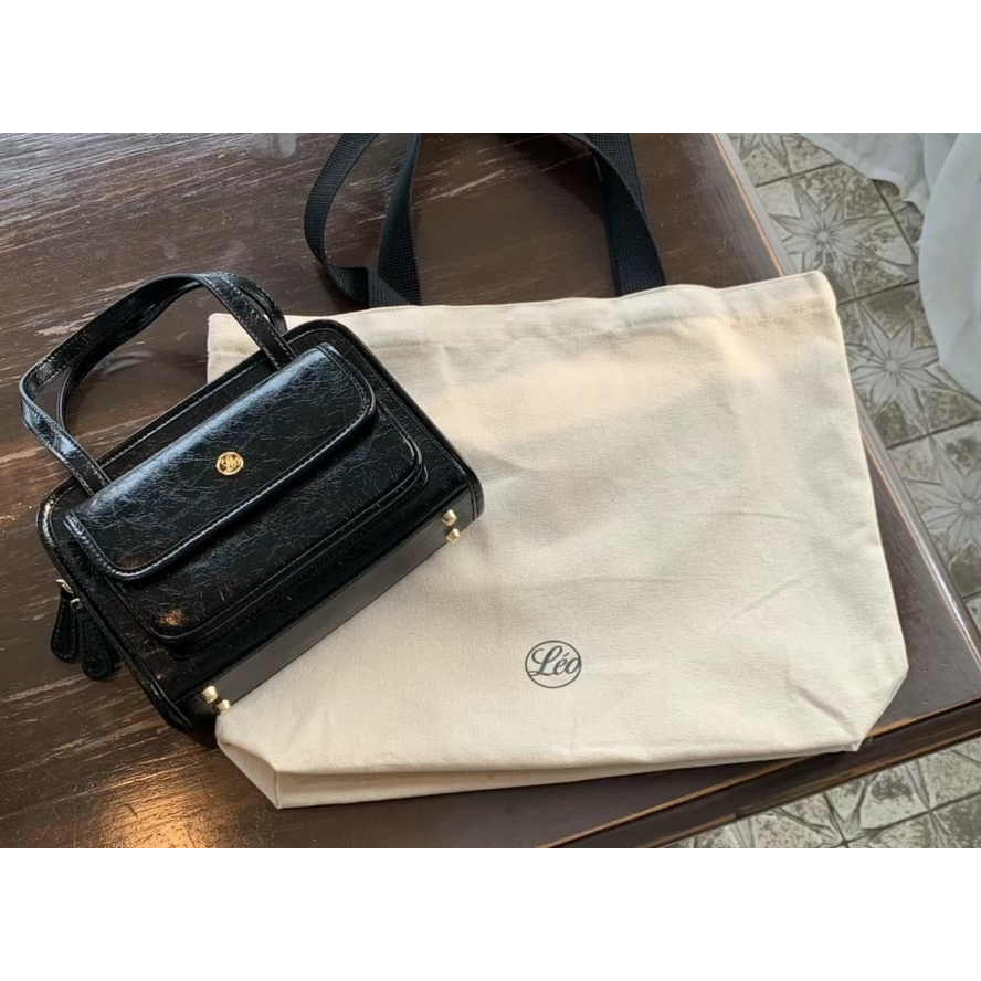 [現貨+預購］韓國代購🇰🇷韓國東大門設計師小眾品牌 Leonie 油蠟皮信封包 手提包 斜背包 肩背包-細節圖8