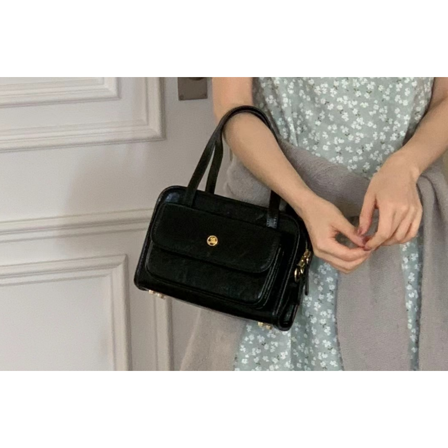 [現貨+預購］韓國代購🇰🇷韓國東大門設計師小眾品牌 Leonie 油蠟皮信封包 手提包 斜背包 肩背包-細節圖9