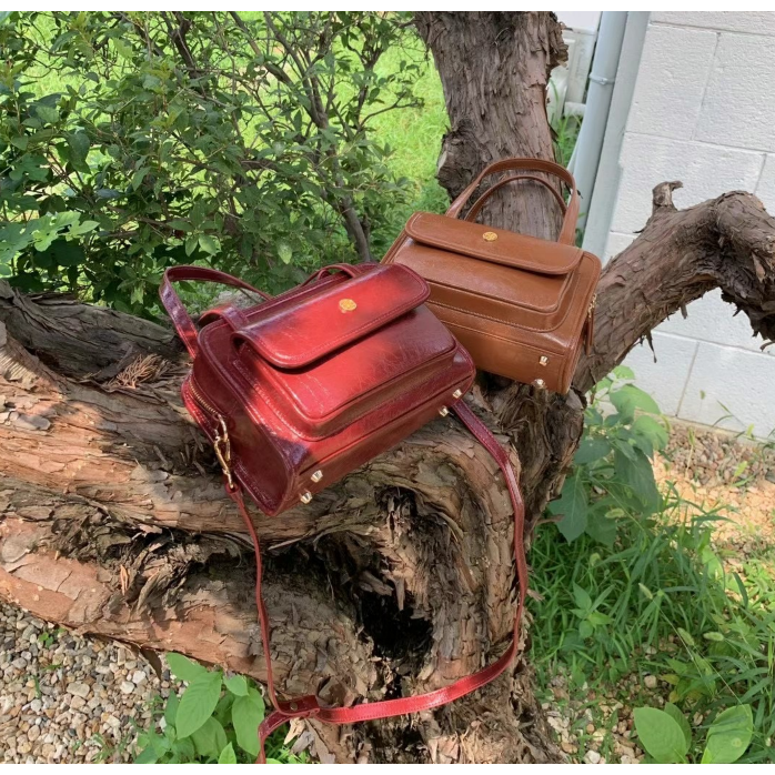 [現貨+預購］韓國代購🇰🇷韓國東大門設計師小眾品牌 Leonie 油蠟皮信封包 手提包 斜背包 肩背包-細節圖10