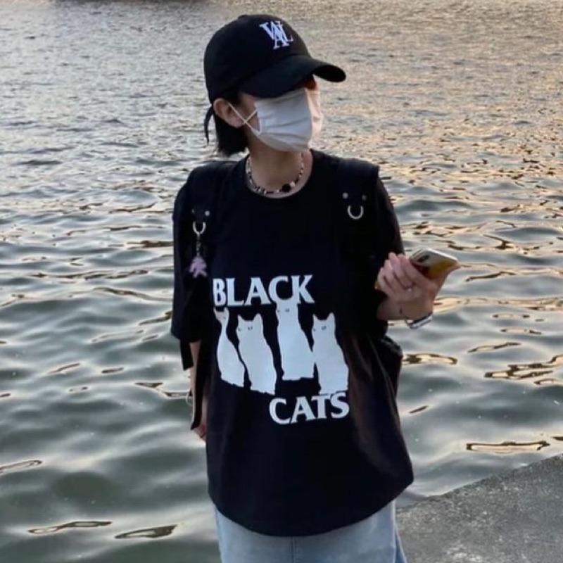 [現貨］韓國代購🇰🇷 韓國品牌 Vivastudio 四隻貓咪 黑貓 白貓 短袖 短T 夏天上衣 韓國衣服-細節圖2