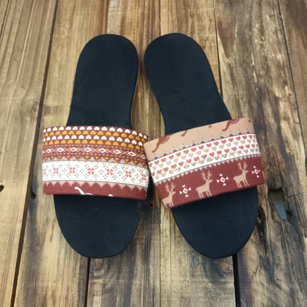 【雅鉑-無印】12403-4 紅迷鹿/黑 運動風室內拖鞋 格紋一字拖鞋 室內止滑拖鞋-細節圖2