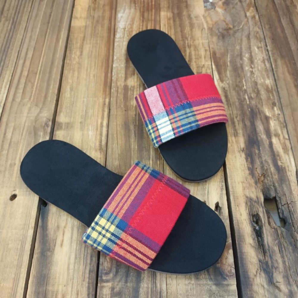 【雅鉑-無印】12403-1 紅格/黑 運動風室內拖鞋 格紋一字拖鞋 室內止滑拖鞋-細節圖2