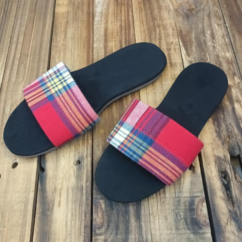 【雅鉑-無印】12403-1 紅格/黑 運動風室內拖鞋 格紋一字拖鞋 室內止滑拖鞋-細節圖3