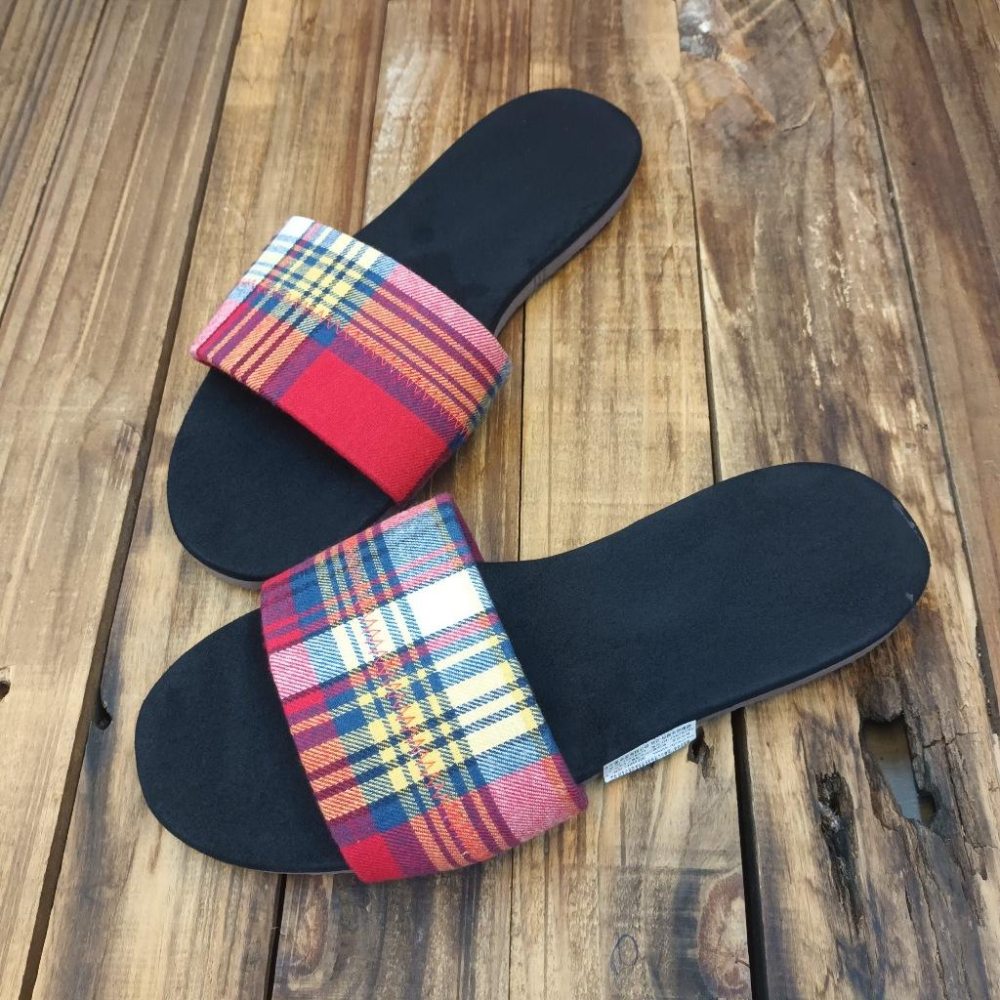 【雅鉑-無印】12403-1 紅格/黑 運動風室內拖鞋 格紋一字拖鞋 室內止滑拖鞋-細節圖4