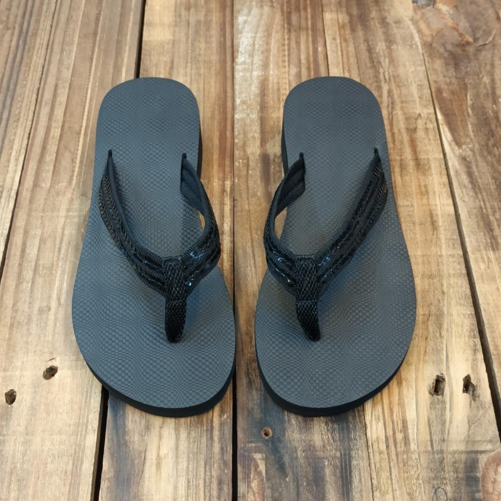 【APAUL 雅鉑】32403 黑  低調亮片拖鞋  厚底夾腳拖鞋  橡膠止滑觸感拖鞋 前低後高拖鞋-細節圖4