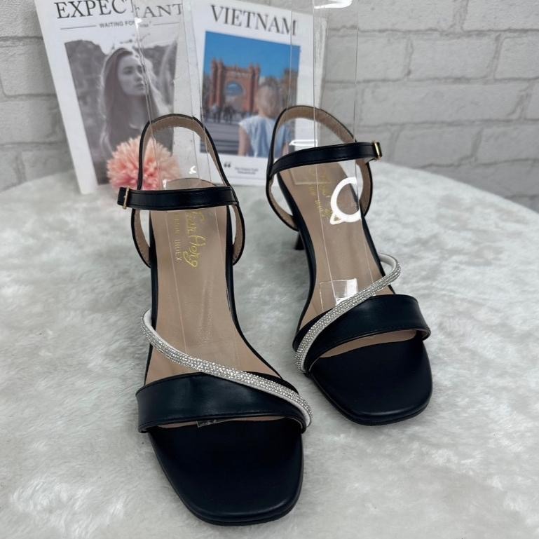 TATA【現貨➕預購】MITHJ台灣製造 一字帶鑽涼鞋 質感碎鑽款 高跟鞋 一字扣帶高跟鞋 約會跟鞋 氣質跟鞋-細節圖3