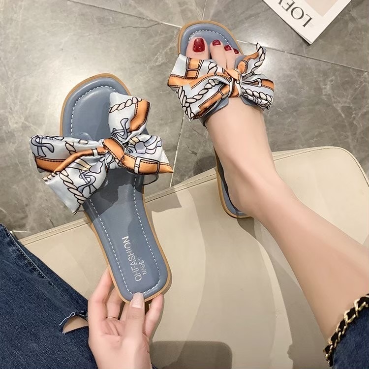 TATA【現貨➕預購】異國風情緞帶蝴蝶結平底拖鞋 H拖 平底女拖鞋 波西米亞風質感鞋-規格圖5