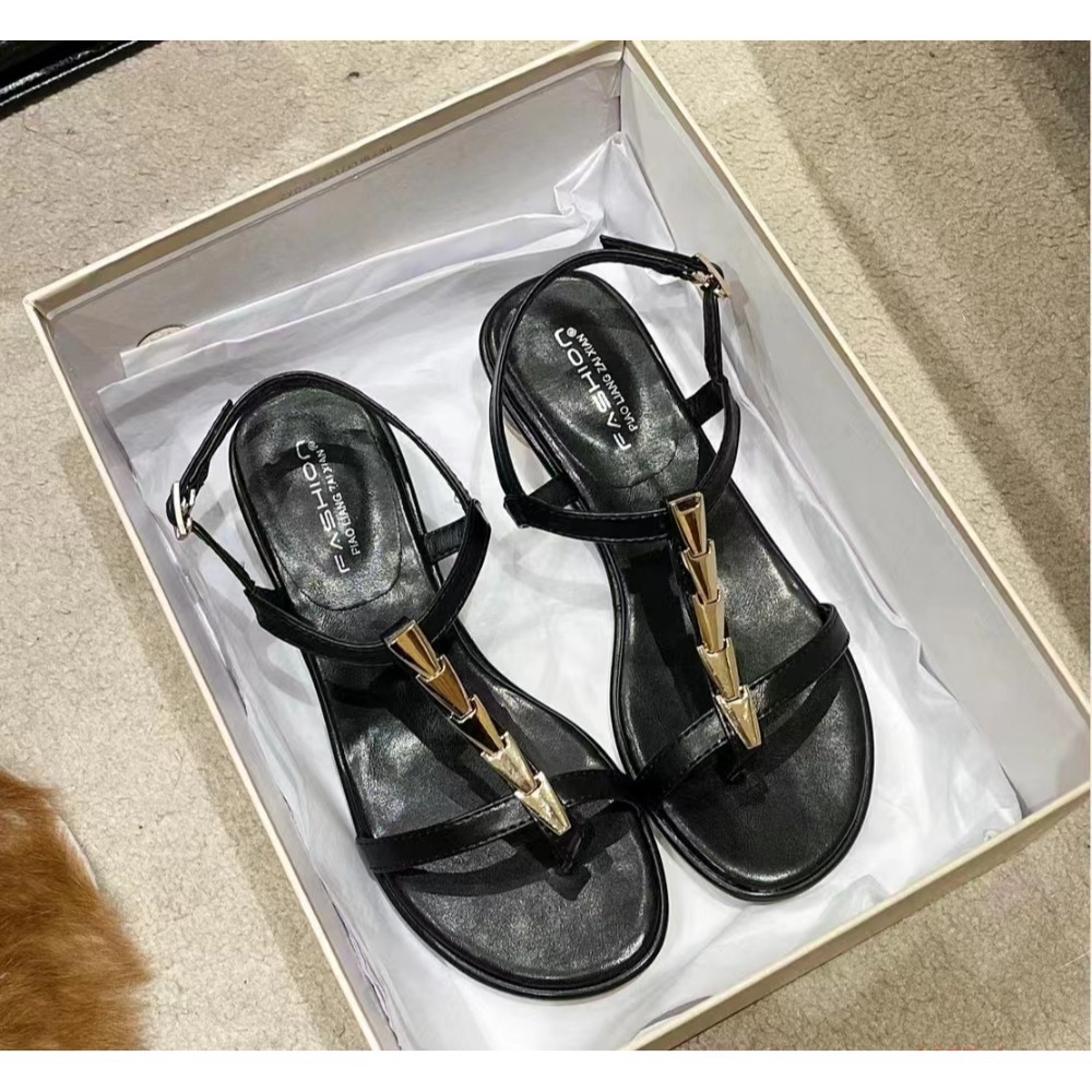 TATA【現貨➕預購】2024新款夏季仙女風粗跟露趾軟底一字帶涼拖鞋 韓系 圓柱跟金屬涼鞋 低跟涼鞋 夾腳涼鞋-規格圖4