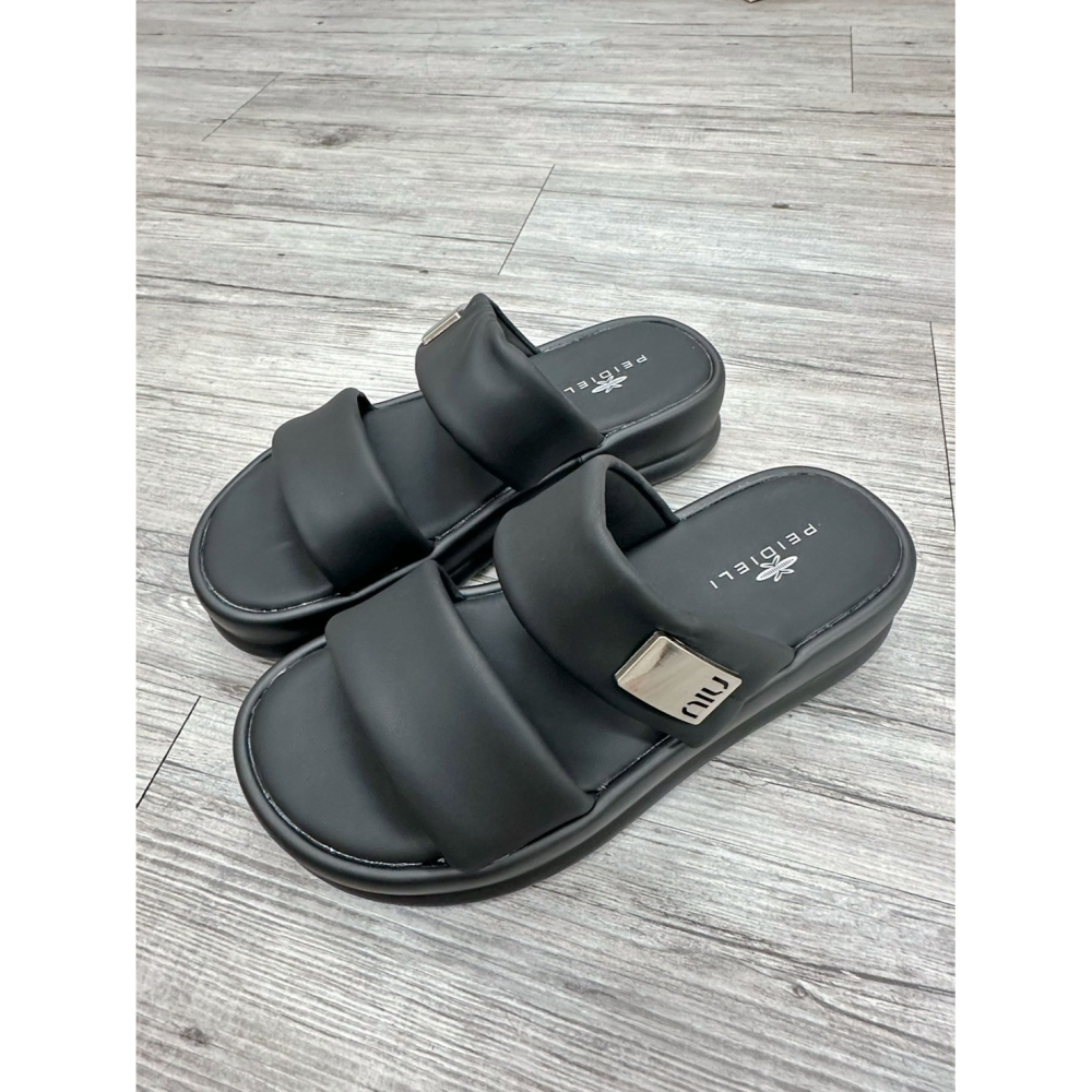 TATA【現貨➕預購】一字金屬飾片拖鞋 黑白簡約 百搭平底拖鞋 涼拖鞋 淑女鞋 外出輕便拖鞋 增高拖鞋-細節圖3