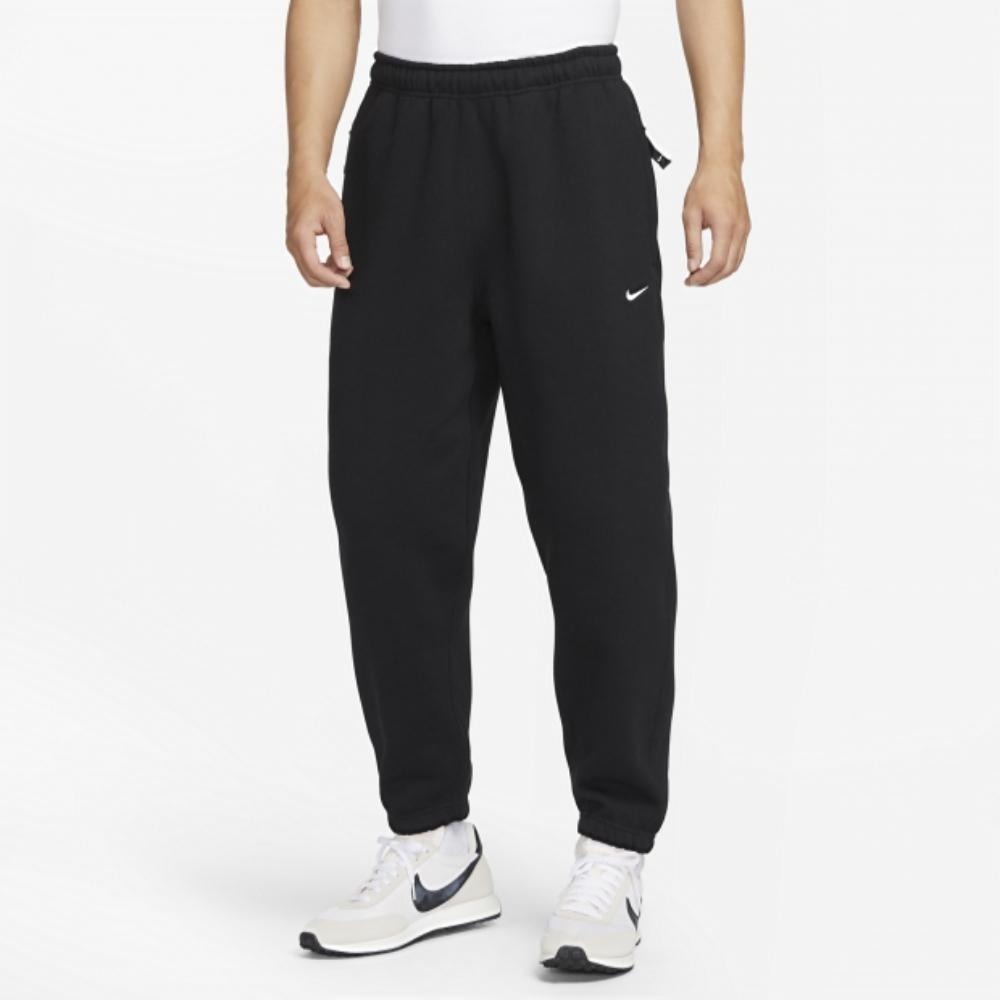 【WS】NIKE LAB SOLO SWOOSH 男款 黑 刺繡 保暖 休閒 長褲 縮口褲 棉褲 DX1365-010-細節圖2