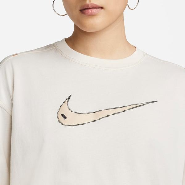 【WS】NIKE NSW SWSH SS TOP 女款 寬鬆 棉質 短袖 T恤 奶茶色 DM6212-126 黑010-細節圖3