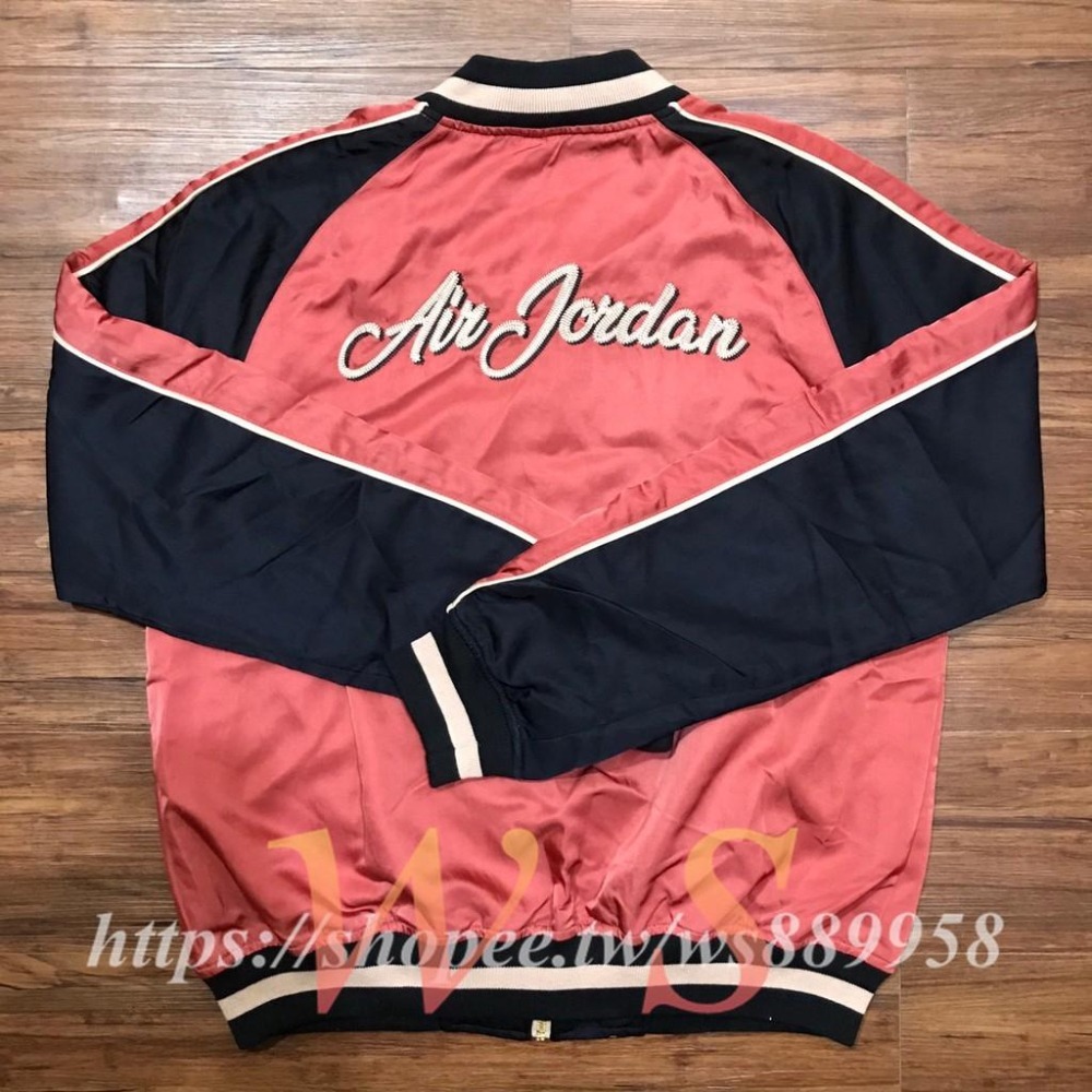 【WS】NIKE Jordan 男裝 刺繡LOGO 緞面 棒球外套 立領 CD5772-605-細節圖2