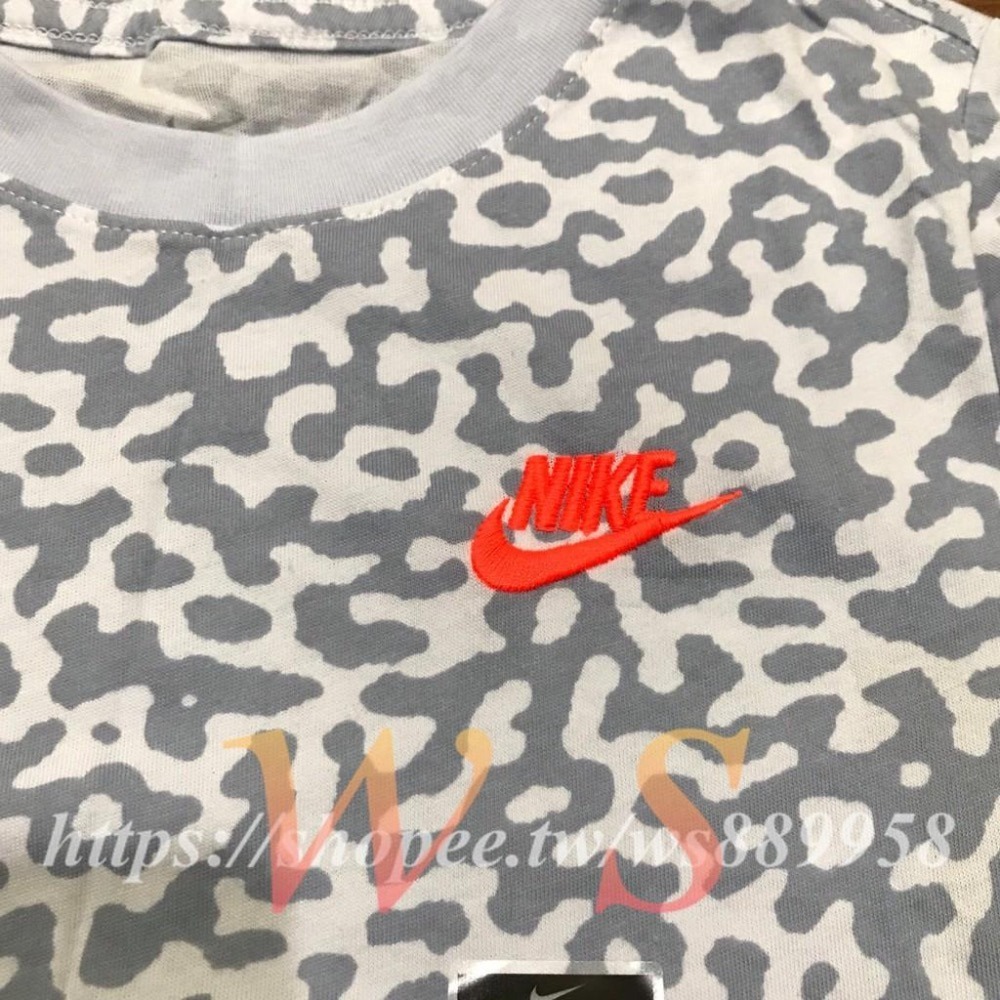 【WS】NIKE U NSW TEE 迷彩 童裝 刺繡LOGO 休閒T 短T CV2139-100-細節圖4