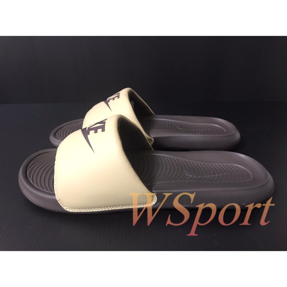 【WS】 NIKE VICTORI ONE SLIDE 男鞋 咖啡奶茶 海邊 沙灘 居家 拖鞋 CN9675-701-細節圖2