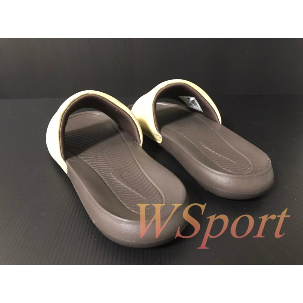 【WS】 NIKE VICTORI ONE SLIDE 男鞋 咖啡奶茶 海邊 沙灘 居家 拖鞋 CN9675-701-細節圖3