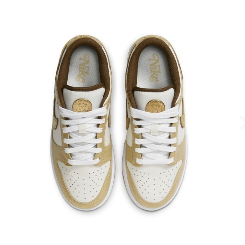 【WS】NIKE W DUNK LOW LX 奶茶金色 刺繡 古銅金幣 復古 運動 休閒鞋 HM3695-071-細節圖4