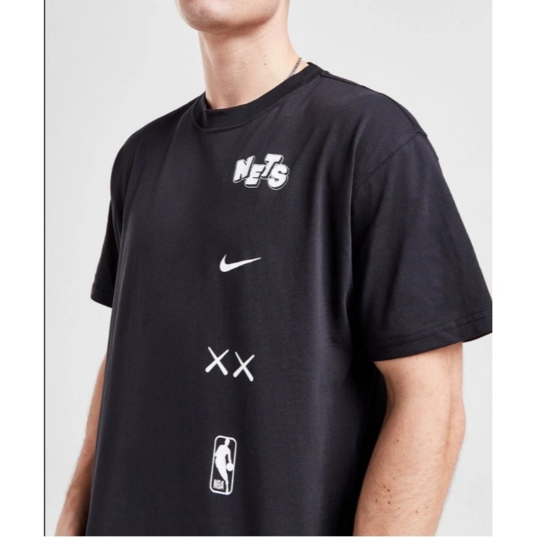 【WS】NIKE X KAWS NBA MAX90 聯名 男款 籃網隊 運動 休閒 短袖 短T FN2017-010-細節圖3
