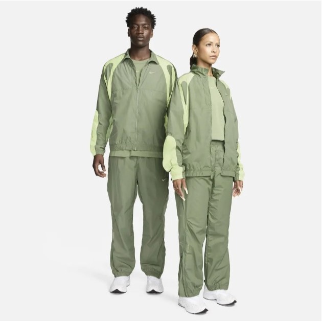 【WS】NIKE X NOCTA 油果綠 男女款 聯名 尼龍 運動 休閒 保暖 長褲 風褲 FN7669-386-細節圖2