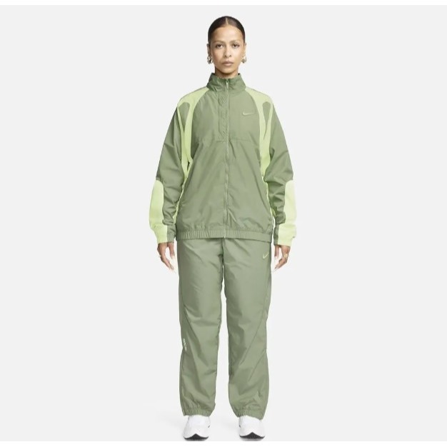 【WS】NIKE X NOCTA 油果綠 男女款 聯名 尼龍 運動 休閒 保暖 長褲 風褲 FN7669-386-細節圖3