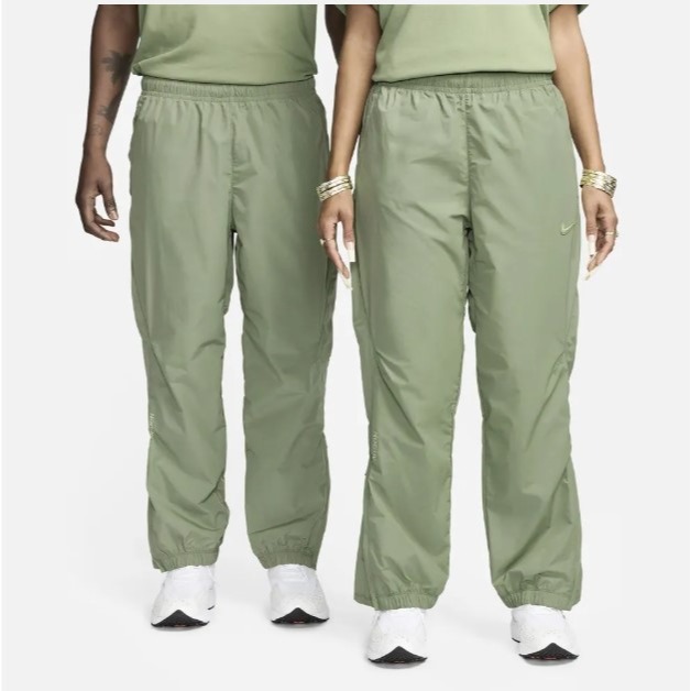 【WS】NIKE X NOCTA 油果綠 男女款 聯名 尼龍 運動 休閒 保暖 長褲 風褲 FN7669-386-細節圖4