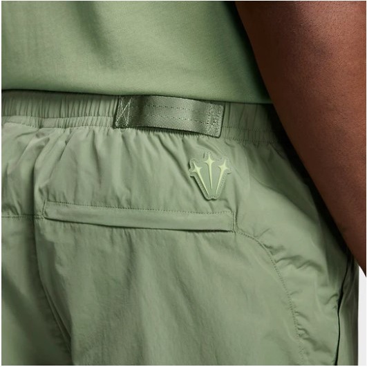 【WS】NIKE X NOCTA 油果綠 男女款 聯名 尼龍 運動 休閒 保暖 長褲 風褲 FN7669-386-細節圖8