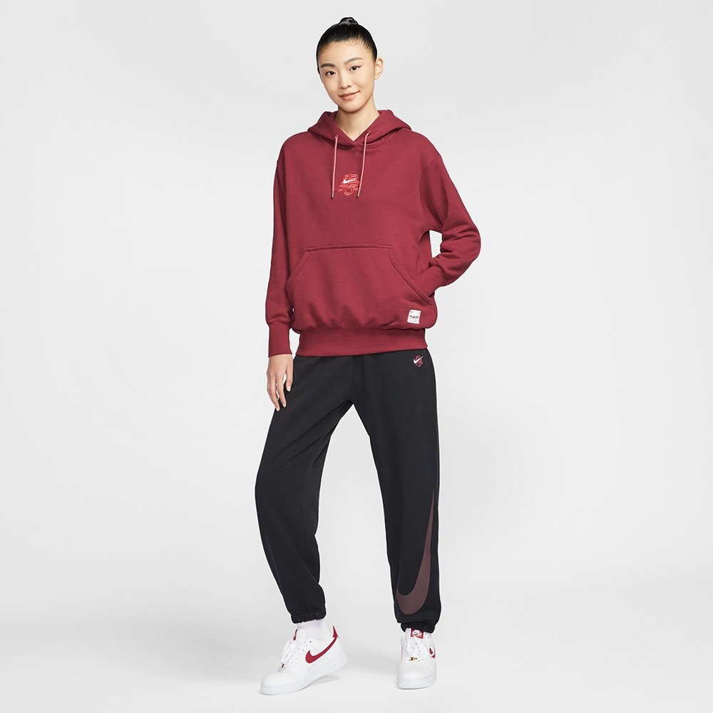 【WS】NIKE NSW CNY HOODIE 女款 酒紅 刺繡 運動 休閒 長袖 連帽 帽T HV8461-677-細節圖3