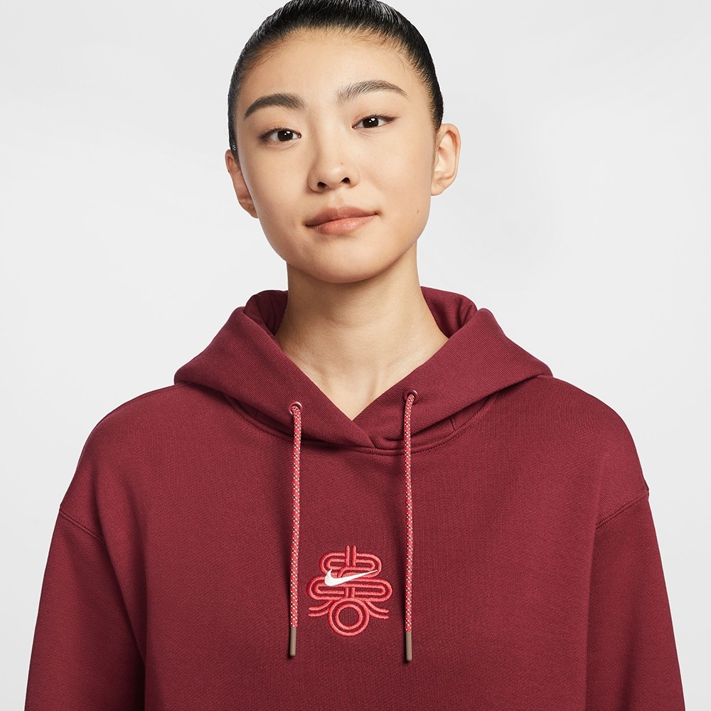 【WS】NIKE NSW CNY HOODIE 女款 酒紅 刺繡 運動 休閒 長袖 連帽 帽T HV8461-677-細節圖4