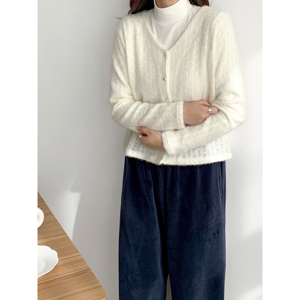 🇰🇷Onéul 映日🇰🇷韓國女裝🇰🇷🌿預購款🌿毛絨感珍珠釦針織衫#韓國女裝#冬季新品-細節圖2